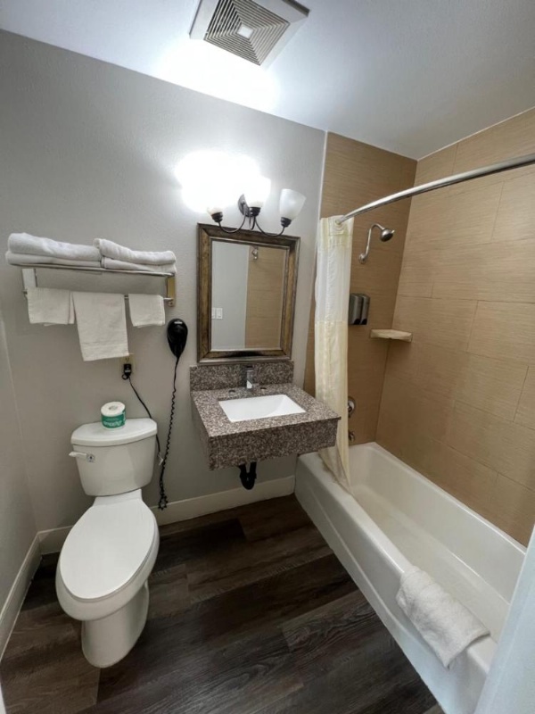 Deluxe Inn Hawthorne/ LAX image 35